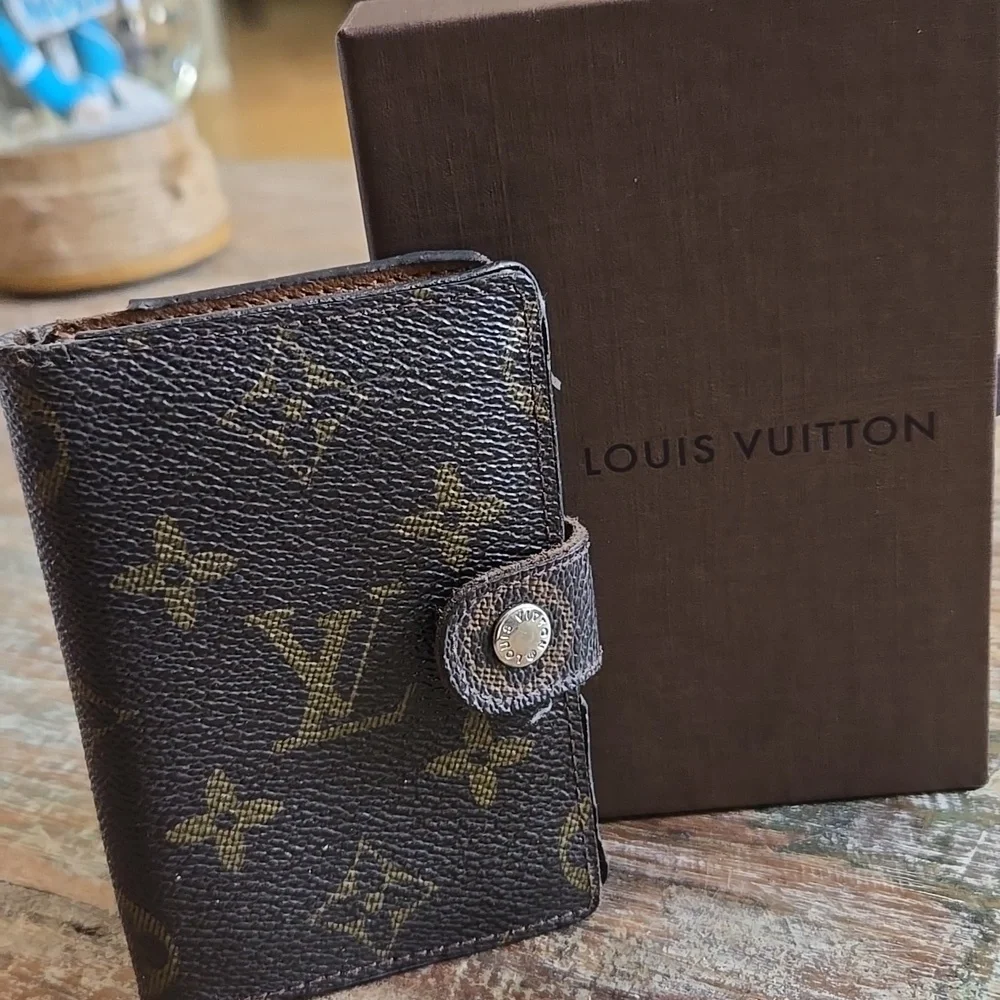 LOUIS Vuitton Card Holder (Rehab) and Gift BOX (New).   (BIN 005)